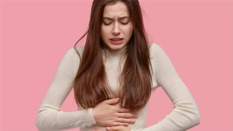 4 أسباب شائعة لآلام المعدة بعد العشاء وكيف تتجنبينها بسهولة