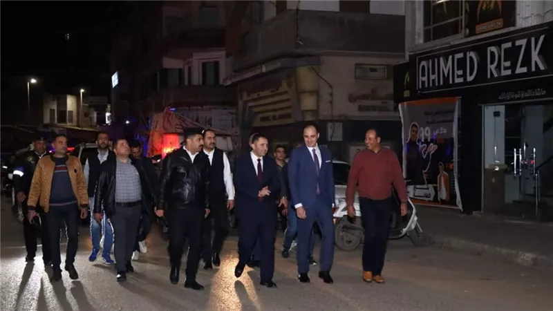 محافظ دمياط يقود حملة ميدانية لمتابعة غلق المحال بسوق الحسبة