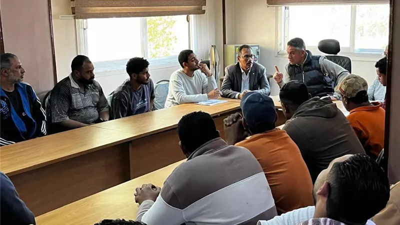 رئيس حي الأربعين بالسويس يعقد لقاء مع تجار الخردة وجامعي المخلفات 