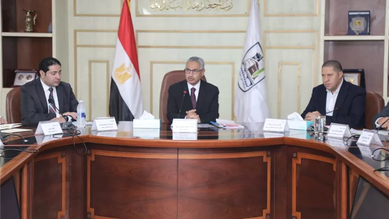 محافظ بني سويف يناقش مستجدات مشروع تطوير مصنع تدوير القمامة بسمسطا