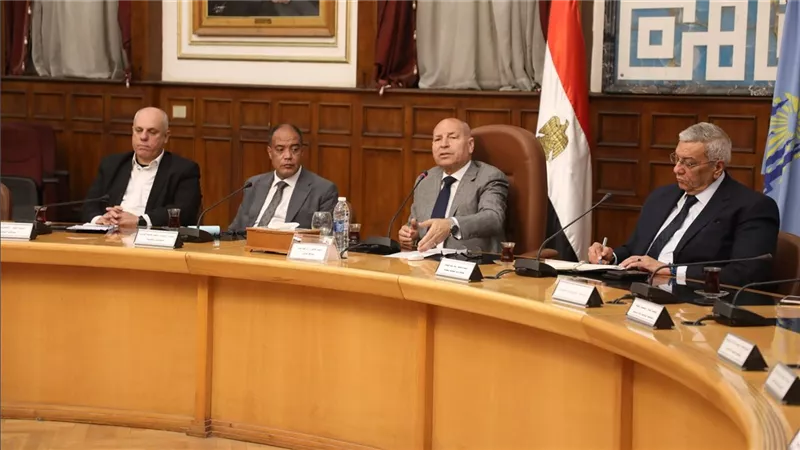 محافظ القاهرة يبحث مع أساتذة جامعة العاصمة خطة تطوير منطقة حلوان