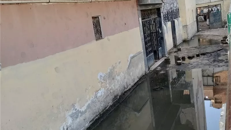 مياه الصرف تغمر مركز شباب كفر حجازي بالمحلة الكبرى.. والأهالي يستغيثون 