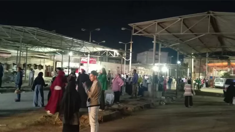 أزمة مواصلات خانقة بخط الأنصاري - الجناين بالسويس في أوقات الذروة