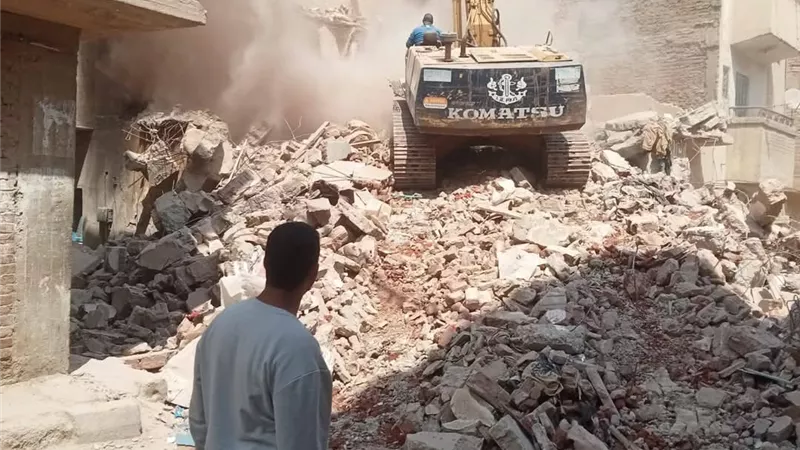 إزالة فورية لعقار آيل للسقوط بحي الأربعين بالسويس حفاظا على أرواح المواطنين