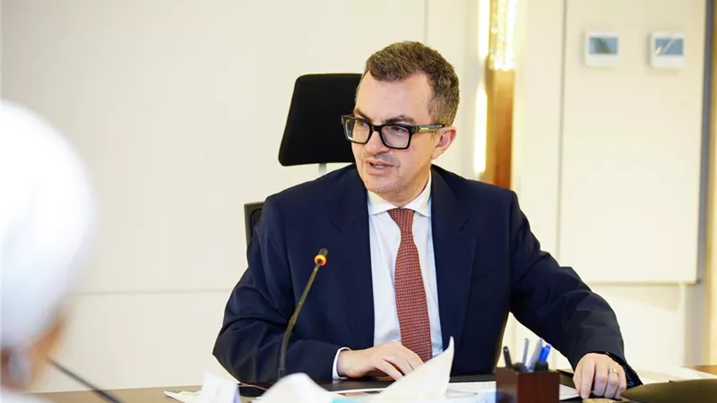 وزير التخطيط يصل باريس للمشاركة في اجتماع منظمة التعاون الاقتصادي