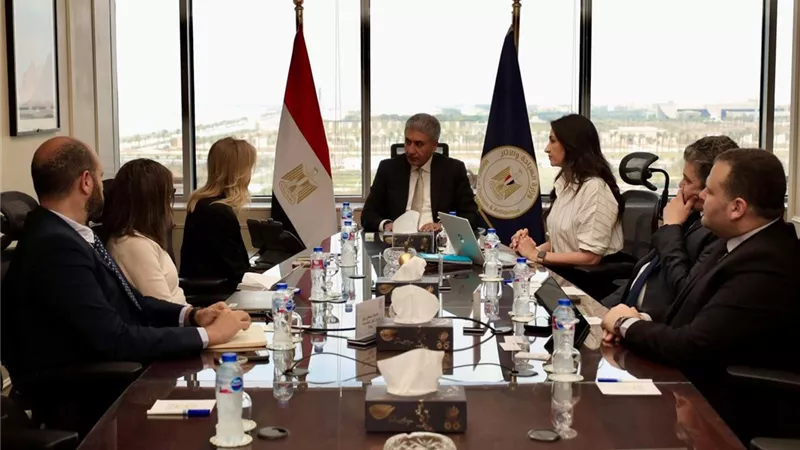 وزير السياحة يبحث مع 