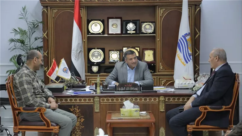 محافظ قنا يبحث مع رئيس 