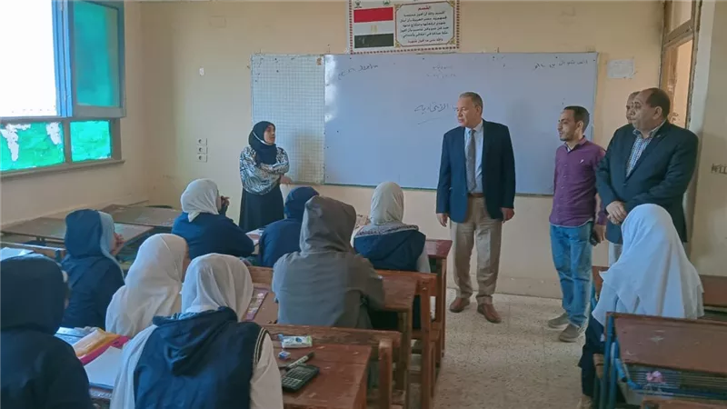 مدير تعليم أسيوط يتفقد مدارس بنى محمد بأبنوب لمتابعة الاختبار الشهرى والانضباط