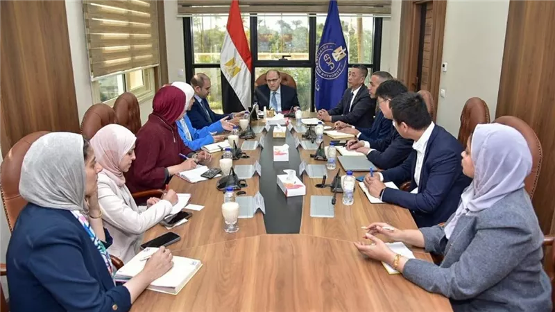 رئيس هيئة الدواء يبحث مع شركة صينية توطين صناعة الزجاج الصيدلاني 