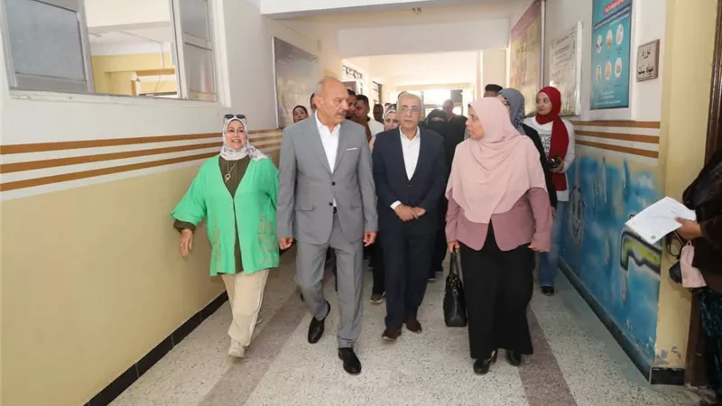 محافظ السويس يتفقد امتحانات معادلة محو الأمية استعدادا للمرحلة الاعدادية