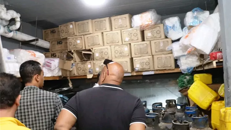 حملة مكبرة بأسوان على المحلات والمطاعم.. غلق وتشميع مخزن مخالف وتحرير محاضر