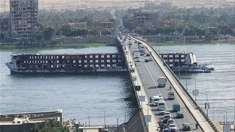 محافظ قنا يتابع ميدانيا أعمال تعويم الباخرة النيلية أسفل كوبري دندرة