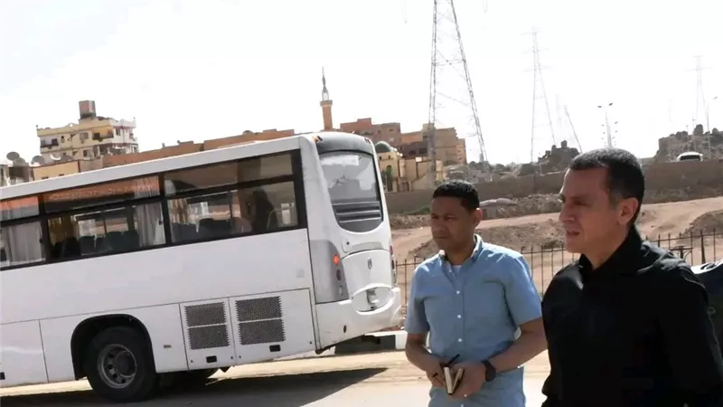 محافظ أسوان يتابع مشروع الهوية البصرية.. وتوجيهات بتوحيد لافتات المحال
