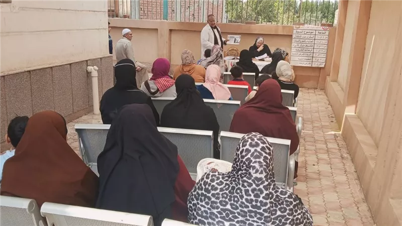 الكشف والعلاج مجانا لـ1838 مواطنا ضمن قافلة طبية بميت غمر