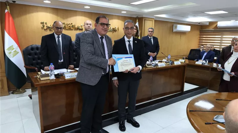 لجهودهم في مواجهة الطقس.. محافظ الجيزة يكرم قيادات المياه وأجهزة أكتوبر وزايد