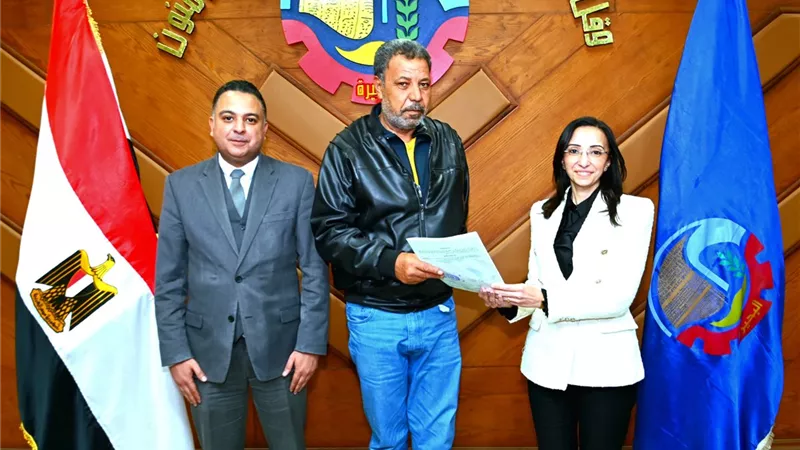 محافظ البحيرة تسلم 4 عقود وتشيد بالقانون في تقنين الأراضي بالبحيرة 