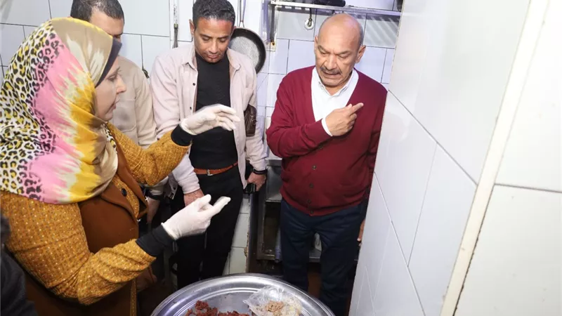 محافظ السويس يقود حملة مكبرة لضبط الأسعار ومتابعة مواعيد غلق المحال