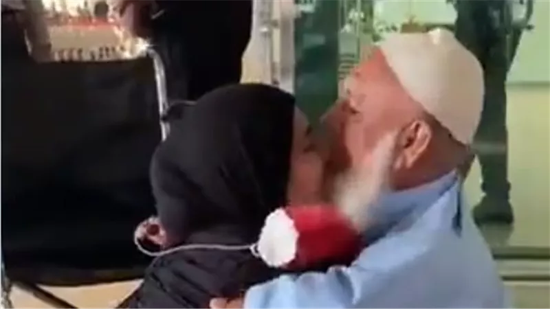 لقاء مؤثر في مطار باكستان.. شقيقان مصابان بالتقزم يجمعهما الحنين بعد غياب