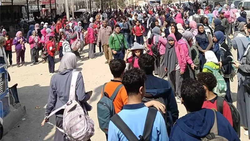 تفاقم أزمة المواصلات بخط الأنصاري ـ الجناين في أوقات الذروة بالسويس