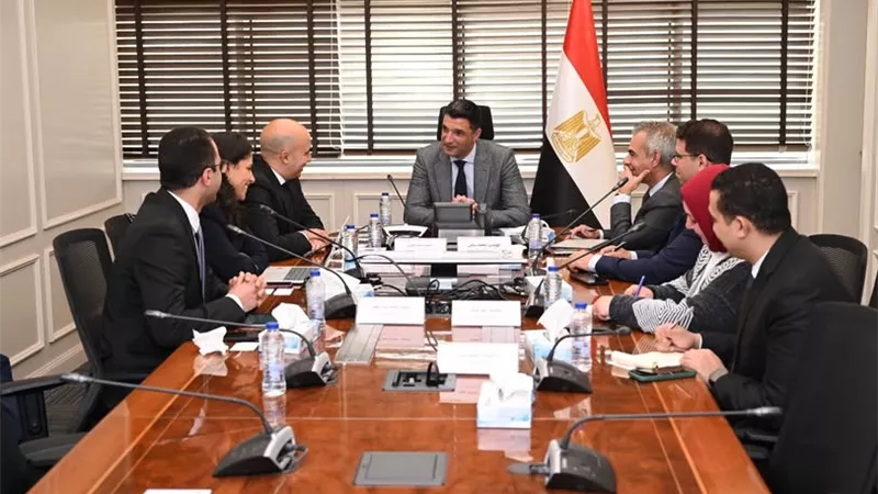 وزير الصناعة يبحث مع «لوريال» خطة زيادة المكون المحلي وتعزيز الصادرات