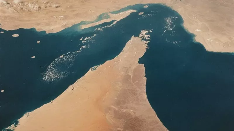 استمرار التوتر في مضيق هرمز.. خبير يوضح تداعياته على أسعار الطاقة