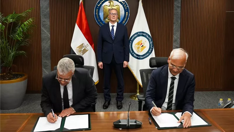 وزير البترول يشهد عقد توريد الفوسفات لمجمع قناة السويس الصناعي الجديد
