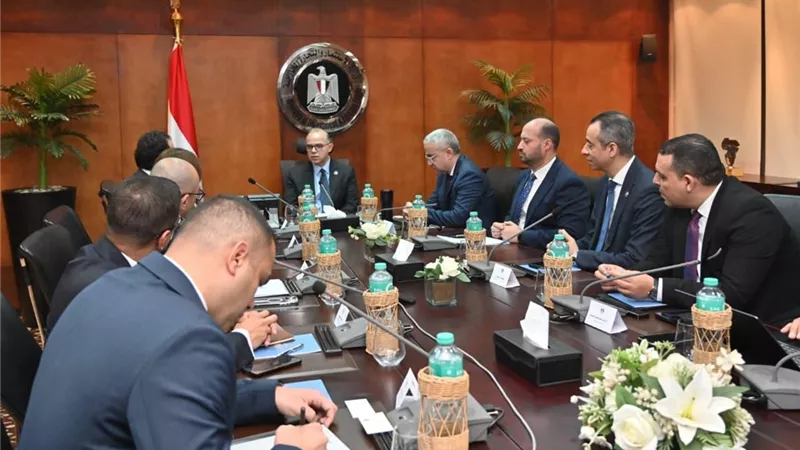 وزير الاستثمار يبحث مع 