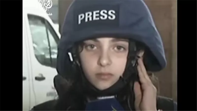 بخوزة وسترة والدها الشهيد.. طفلة مراسل الجزيرة: مش خايفة من الاستهداف