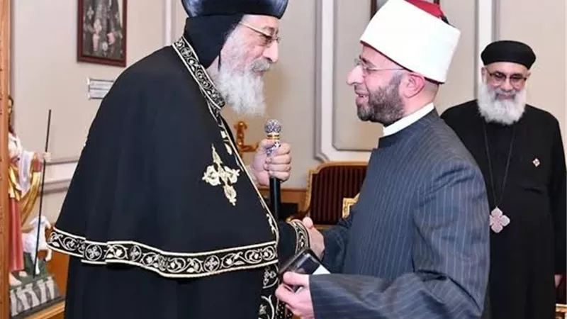 وزير الأوقاف يهنئ البابا تواضروس الثاني والإخوة المسيحيين بعيد القيامة المجيد