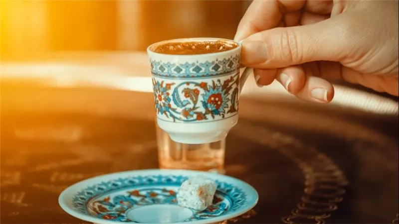 كيف يؤثر الكافيين على نشاط الدماغ مع الاستهلاك اليومي ؟