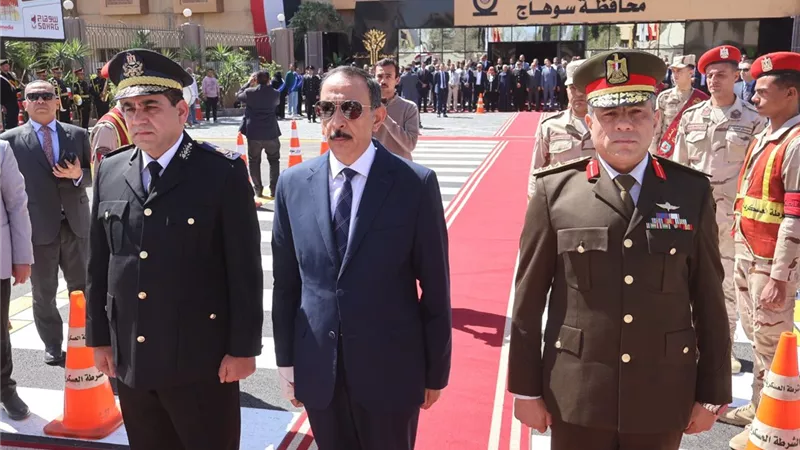 إحياءً للذكرى 227.. محافظ سوهاج يضع إكليل الزهور على النصب التذكاري لشهداء  