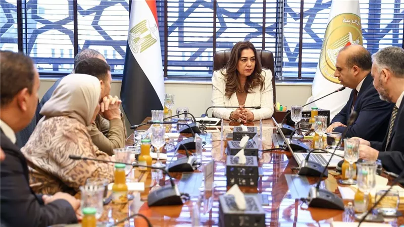 وزيرة التنمية المحلية تتابع مع مجموعة 