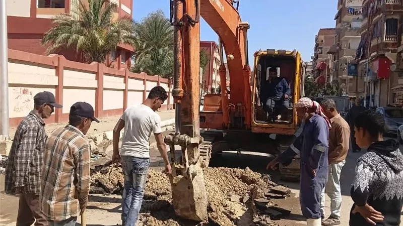 إصلاح كسر مفاجئ بخط مياه في كفر أحمد عبده بالسويس واستجابة فورية من الأجهزة 