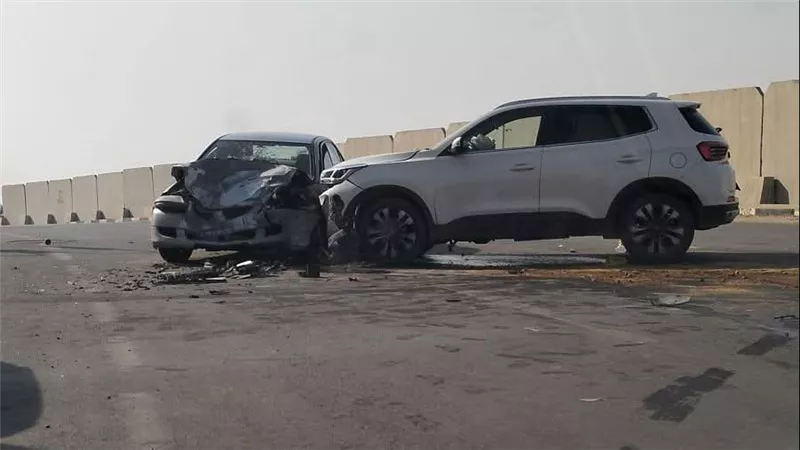 بسبب السرعة الزائدة.. تصادم سيارتين بكورنيش المقطم