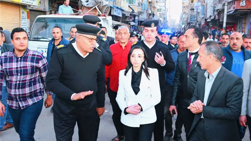 محافظ البحيرة تتابع ميدانيًا رفع الإشغالات بشارع ناصر بأبو حمص 