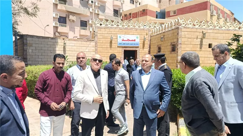 محافظ الأقصر يؤدي صلاة الجمعة بمسجد شركة مياه الشرب بالعوامية