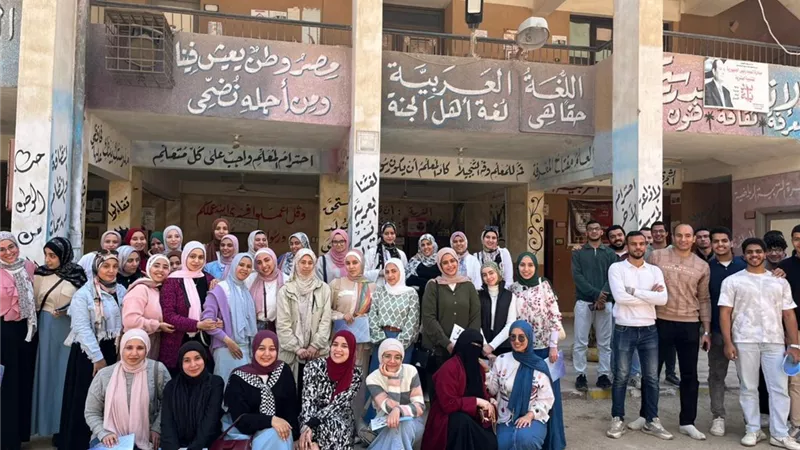 طلاب طب بنى سويف الأهلية بزيارة ميدانية لنشر الوعي الصحي بين التلاميذ