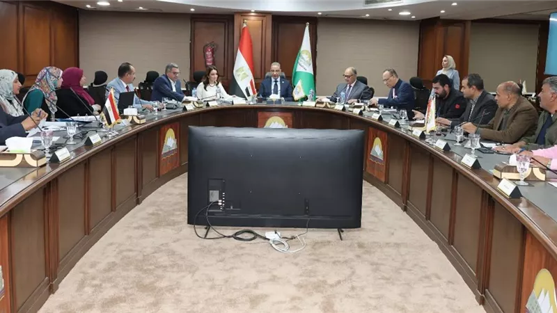 محافظ الجيزة يترأس اجتماع اللجنة العليا للإعلانات لضبط المنظومة وتعظيم الموارد