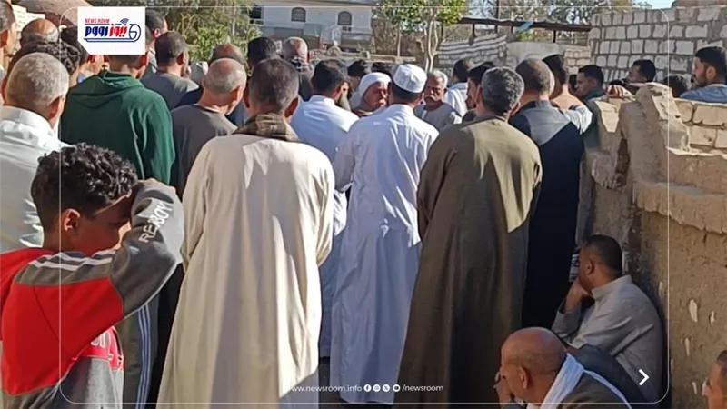 أهالى فيديمين يشيعون جثمان شاب لقى مصرعه غرقاً فى مياه بحر يوسف بالفيوم