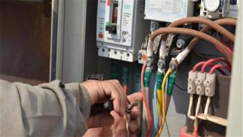 القبض على عاطل أثناء قيامه بسرقة كابلات كهربائية بالطالبية