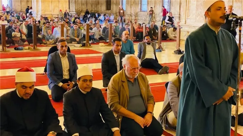 لحظة روحانية مهيبة.. الملك أحمد فؤاد الثاني يؤدي صلاة الجمعة في القلعة