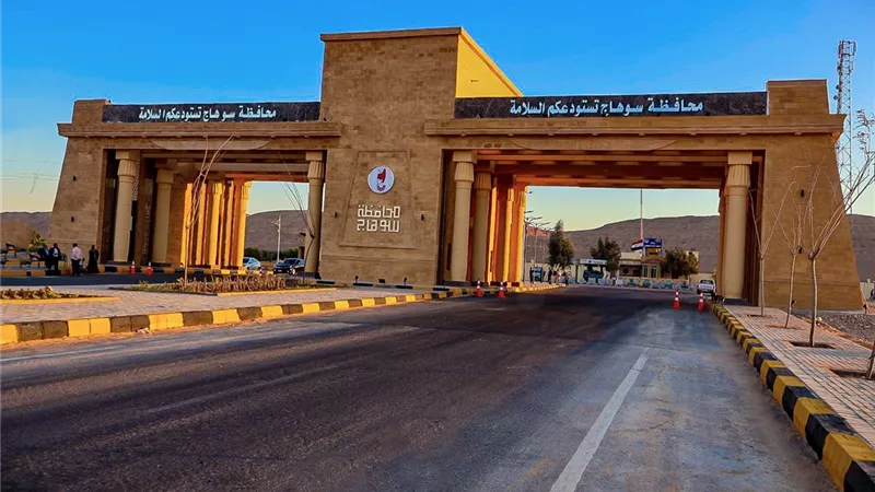 ضمن احتفالات العيد القومي.. محافظ سوهاج يفتتح بوابة المدخل الغربي للمدينة 