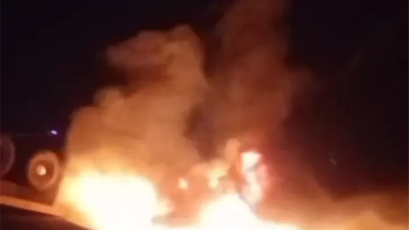 إصابة شخصين في انقلاب سيارة نقل واشتعالها بطريق جنيفة في السويس