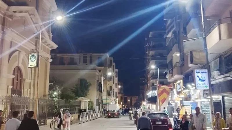 رفع كفاءة الإنارة بمحيط الكنائس والحدائق بحي السويس استعدادا للأعياد