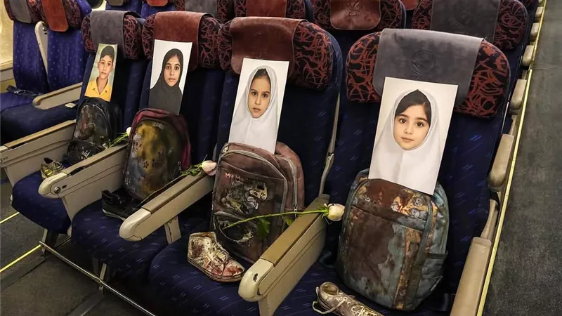 رسالة إيرانية قبيل المفاوضات.. قاليباف يستعرض صور أطفال ضحايا على متن طائرته