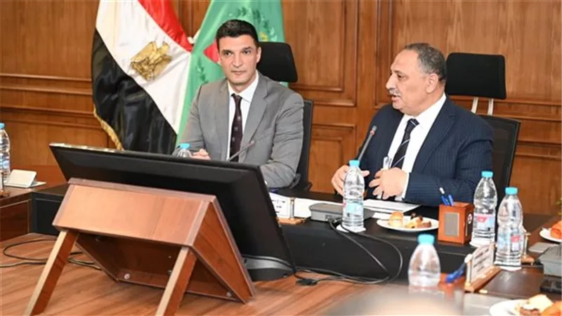 وزير الصناعة يبحث حوكمة طرح الأراضي وتيسير الإجراءات للمستثمرين رقميا