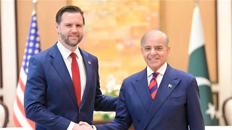 نائب الرئيس الأمريكي يغادر باكستان بعد إعلانه عدم التوصل لاتفاق مع إيران
