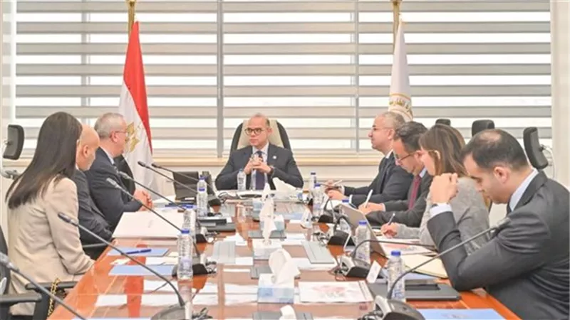 وزير الاستثمار يبحث مع الستوم توطين مكونات القطارات باستثمارات 25 مليون يورو