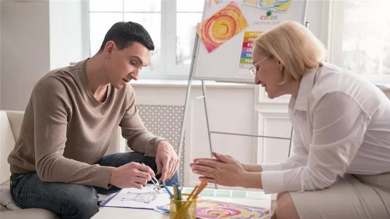 ما هو العلاج بالفن؟.. وأبرز الحالات النفسية التى يساهم فى علاجها