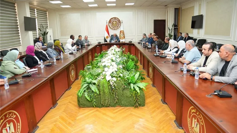وزير العمل يناقش تحديات المديريات ويؤكد تطوير الخدمات للمواطنين